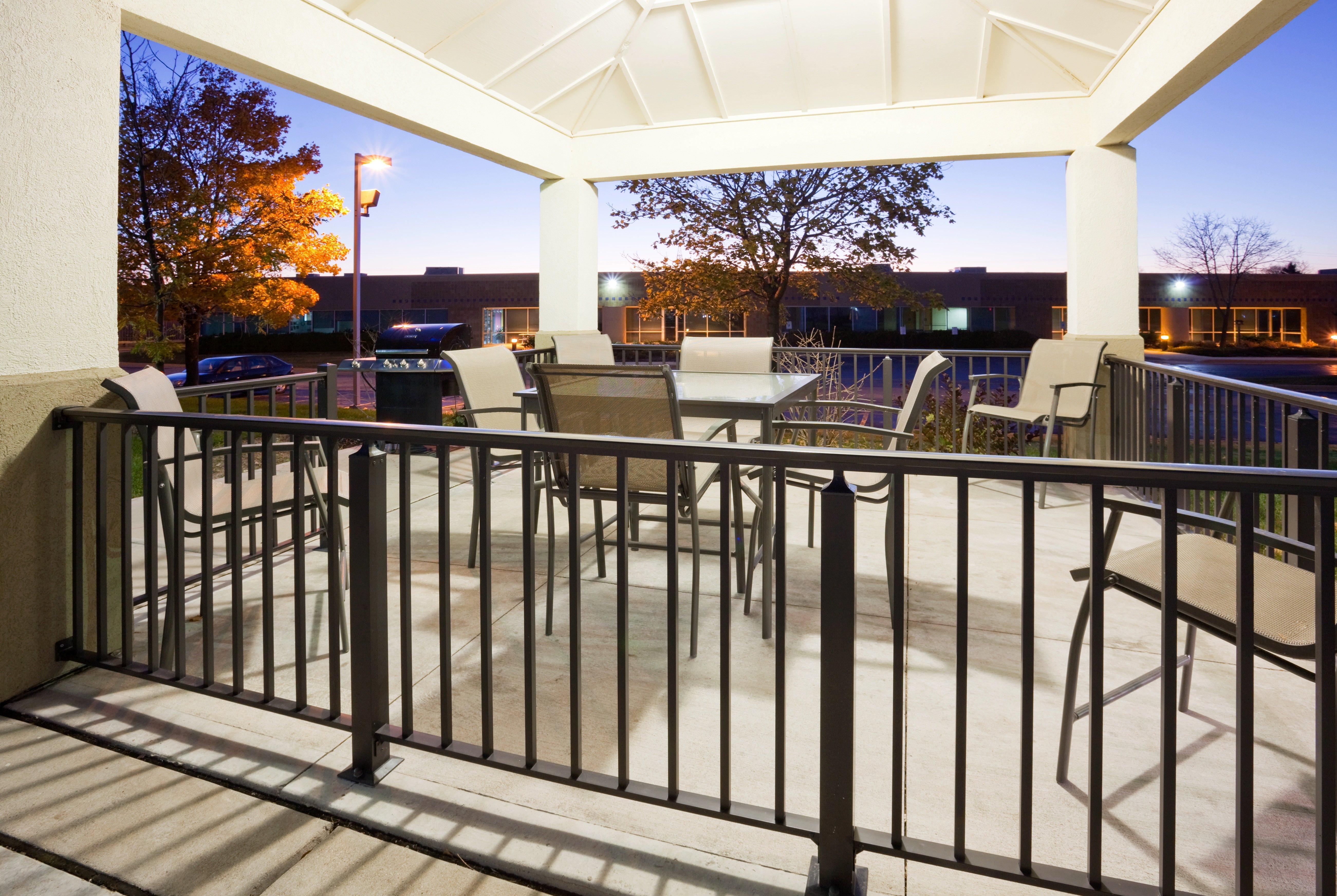 Candlewood Suites Milwaukee Brown Deer, An Ihg Hotel Εξωτερικό φωτογραφία