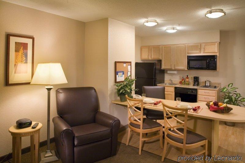 Candlewood Suites Milwaukee Brown Deer, An Ihg Hotel Δωμάτιο φωτογραφία